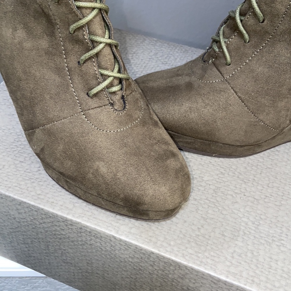 Green Heeled Boots - Picture 6 of 8